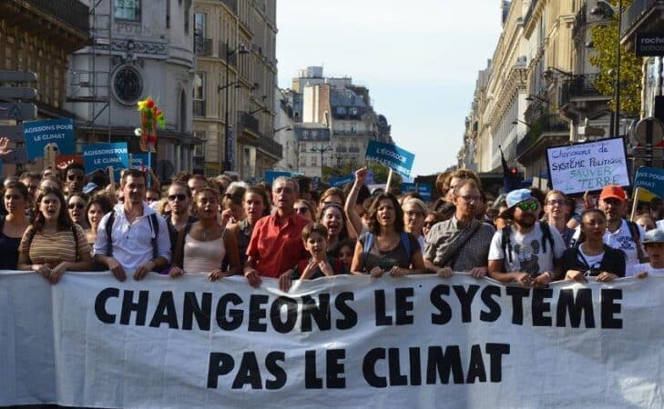 La grève pour le climat s’épanouit dans les rues de Paris
