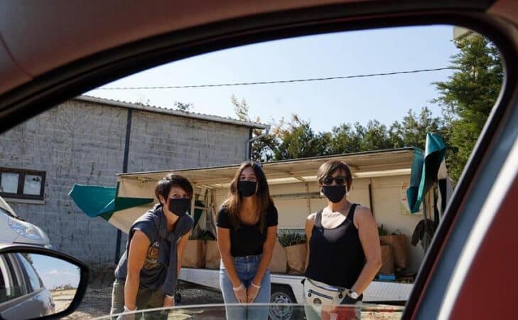 Drôme : Océane et Fabienne ouvrent un « drive » dans leur ferme… Et ça marche !
