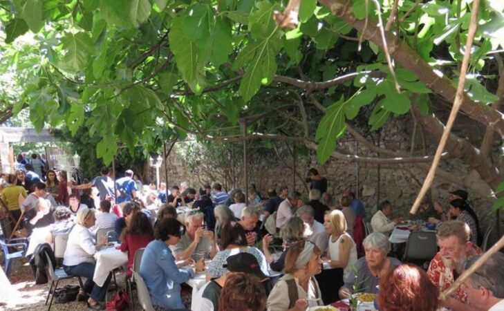 À Alès, une épicerie maintient la convivialité dans un quartier défavorisé