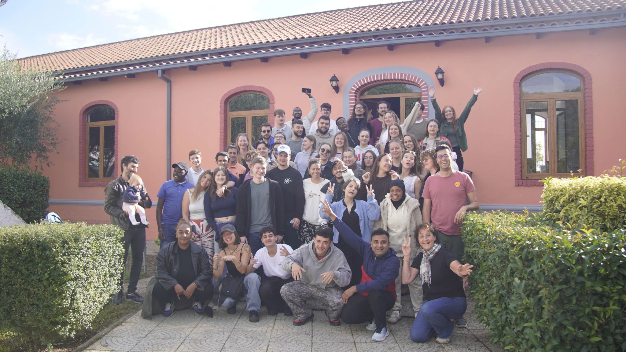 Photo de groupe en Albanie sur un projet Erasmus+.